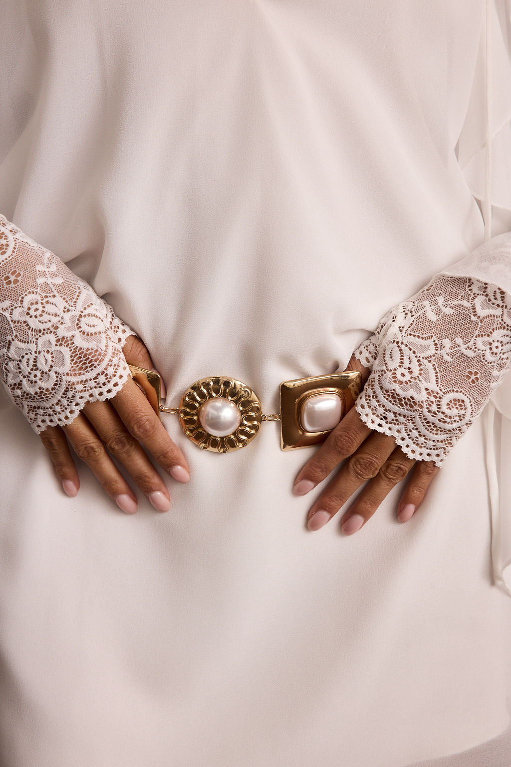 Bells White Lace Bridal Gloves
