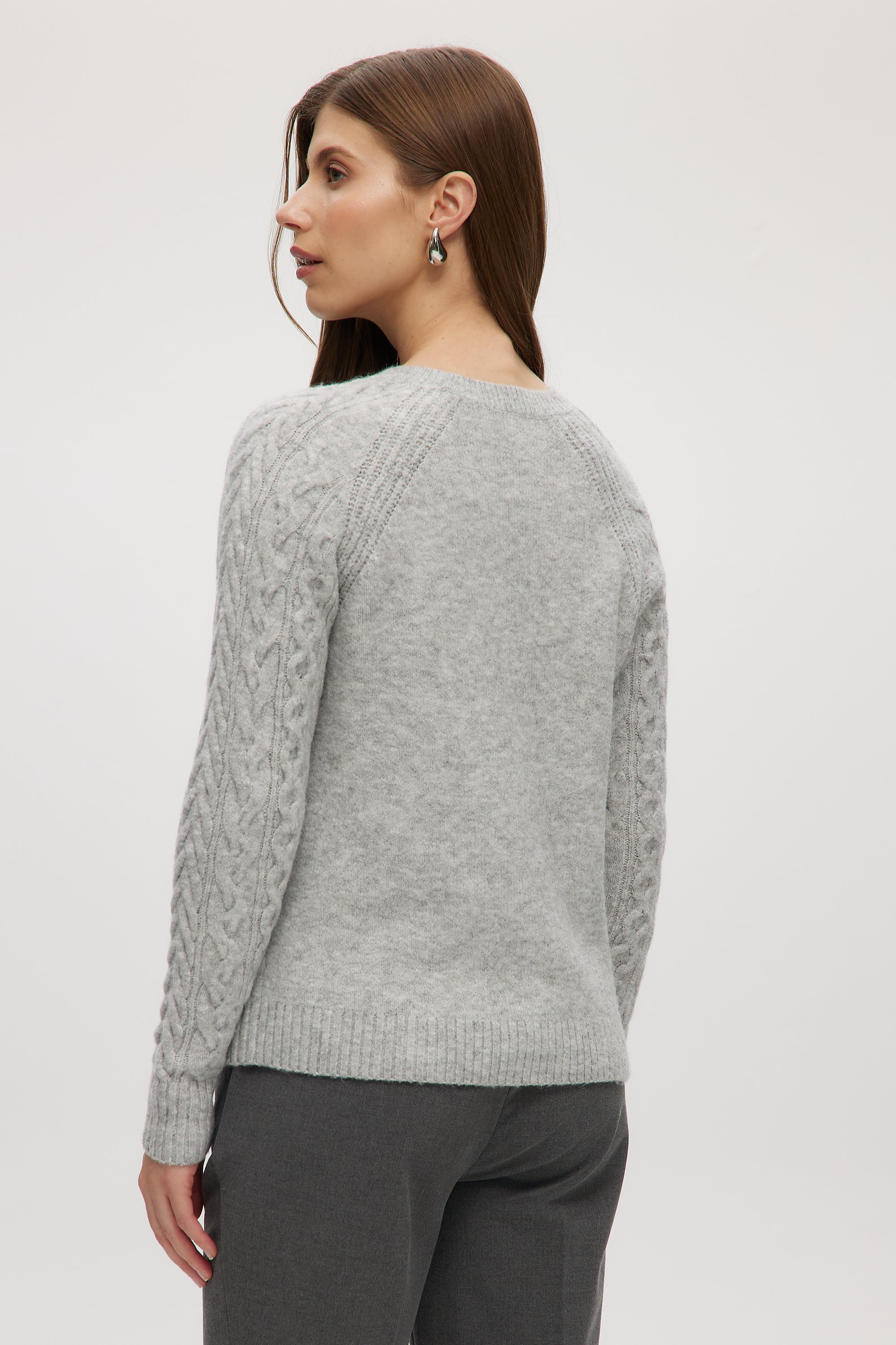 LIGHT GREY CABLE KNIT CREW NECK SWEATER
