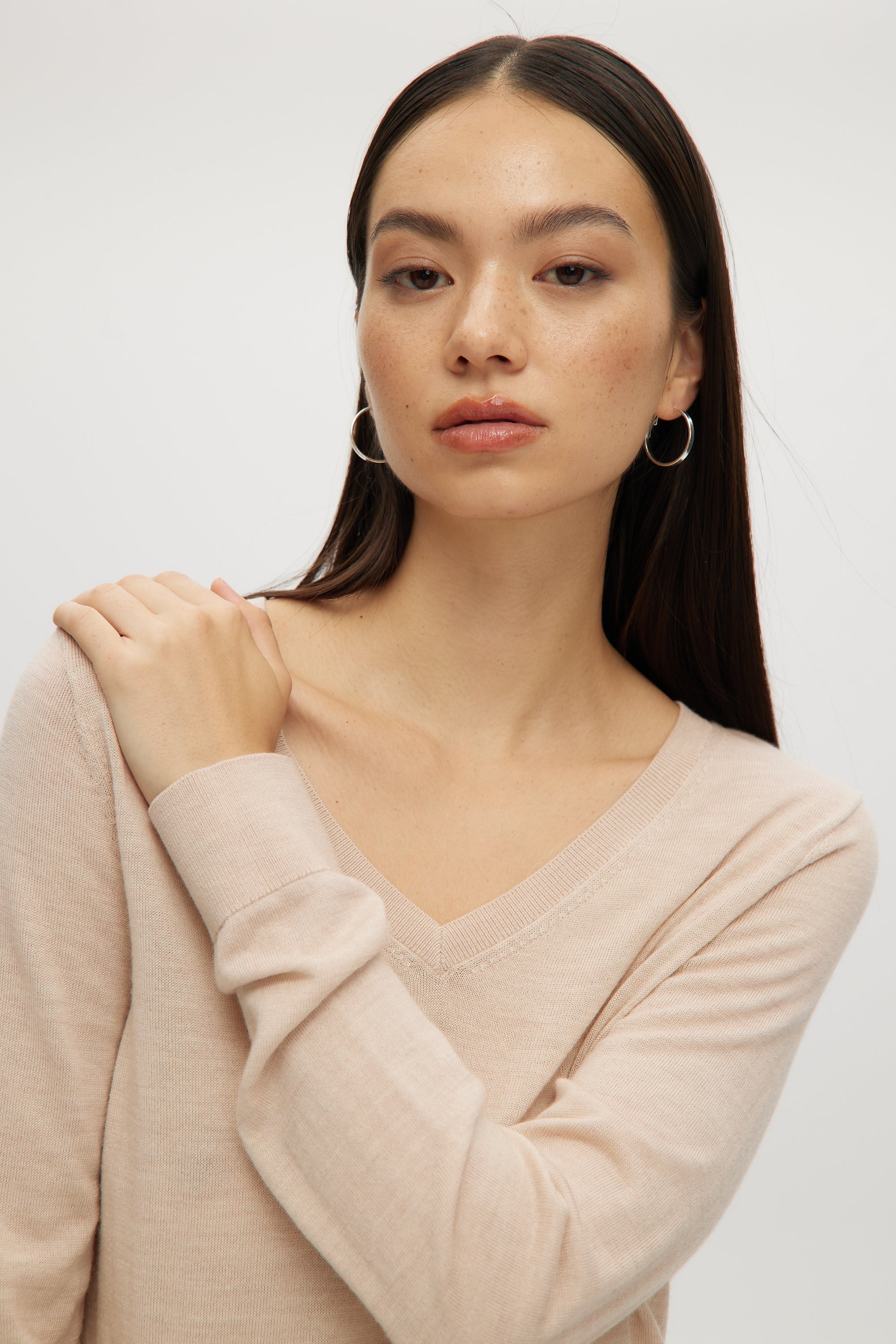 HEATHER SAND MERINO WOOL V-NECK SWEATER