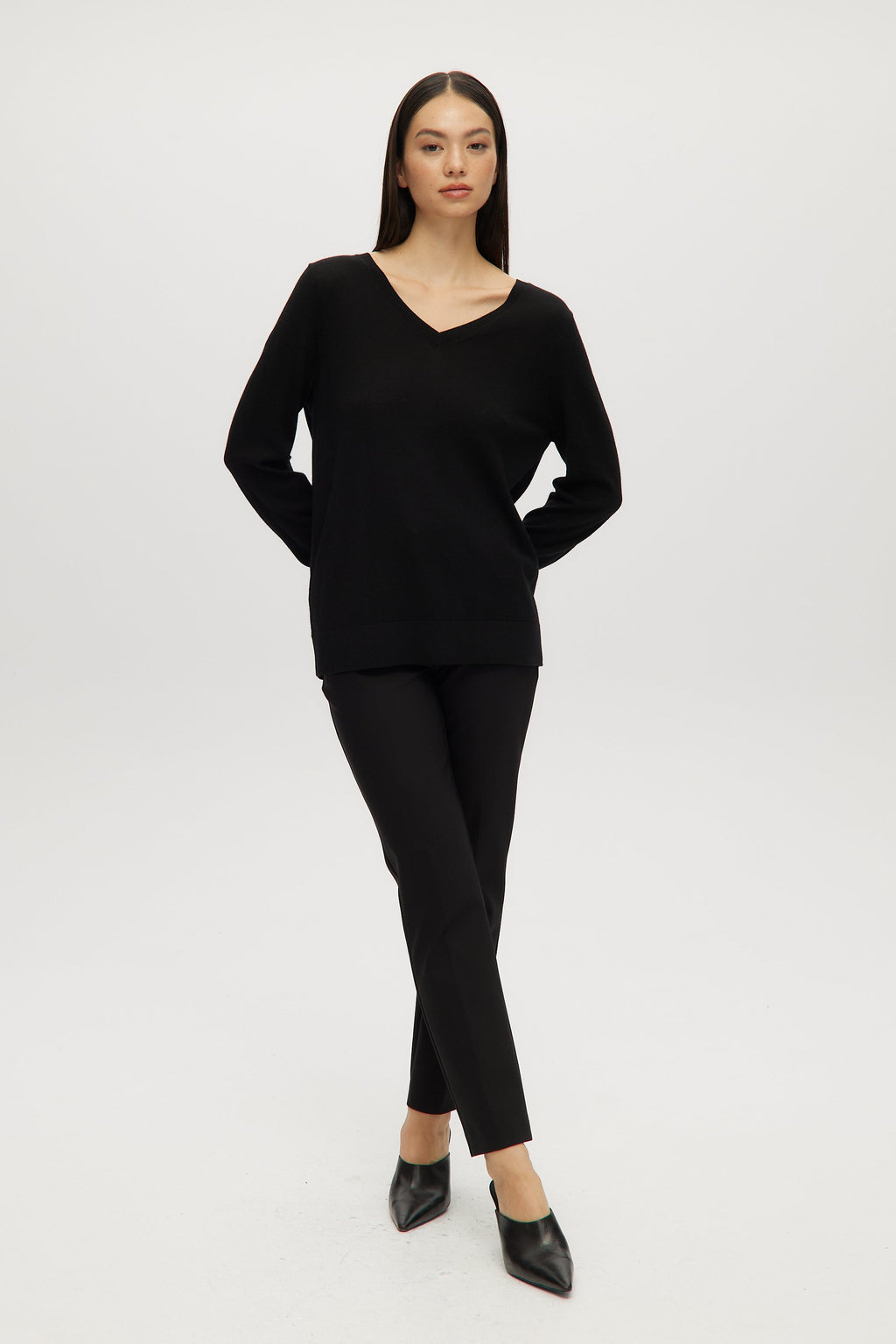 BLACK MERINO WOOL V-NECK SWEATER