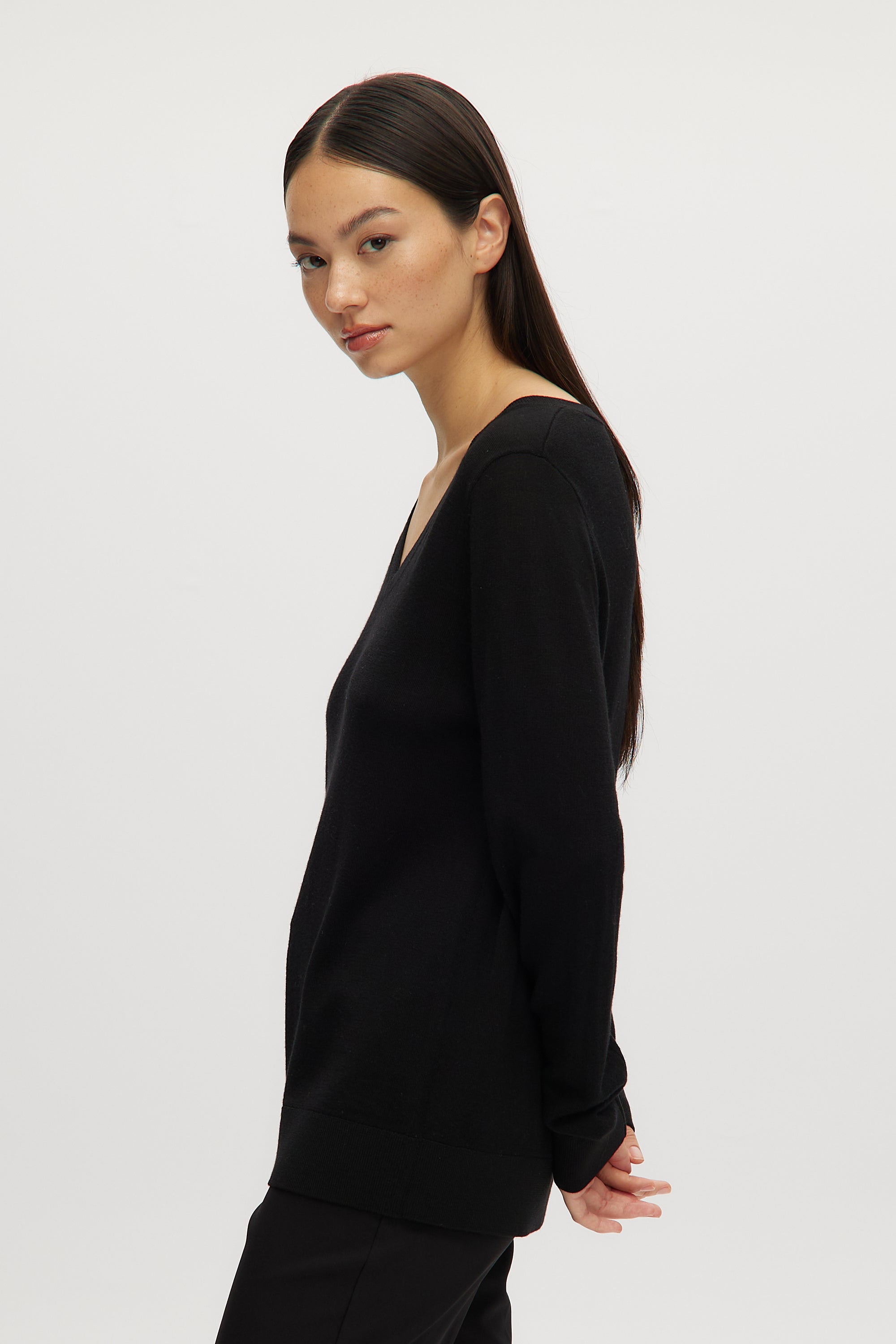 BLACK MERINO WOOL V-NECK SWEATER