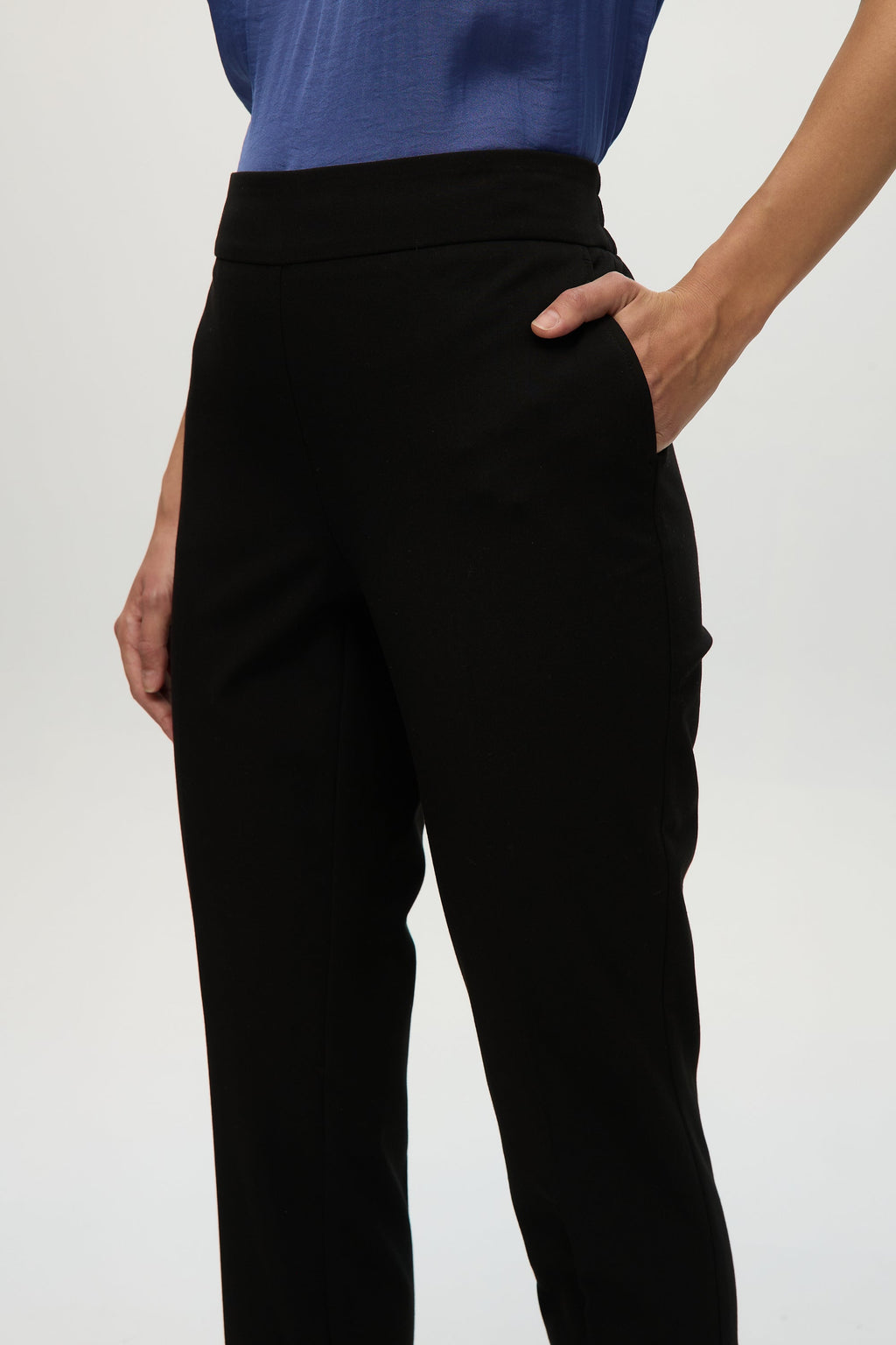 BLACK SKINNY PULL-ON PANTS