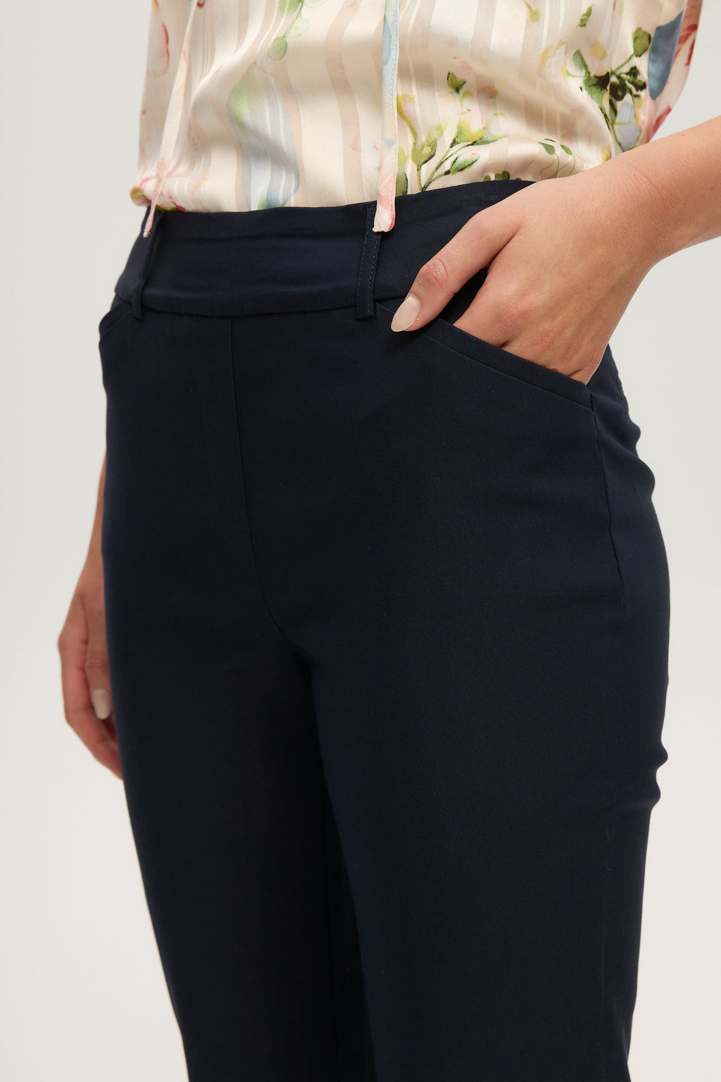 NAVY SUPER STRETCH PULL-ON CAPRI