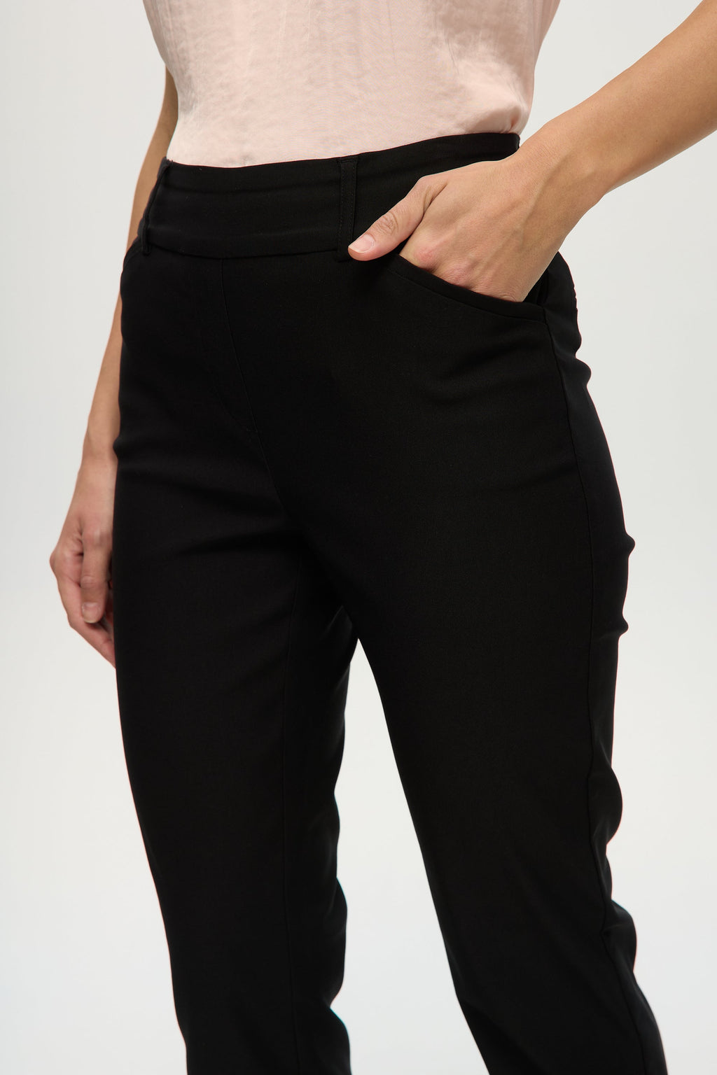 BLACK SUPER STRETCH PULL-ON CAPRI