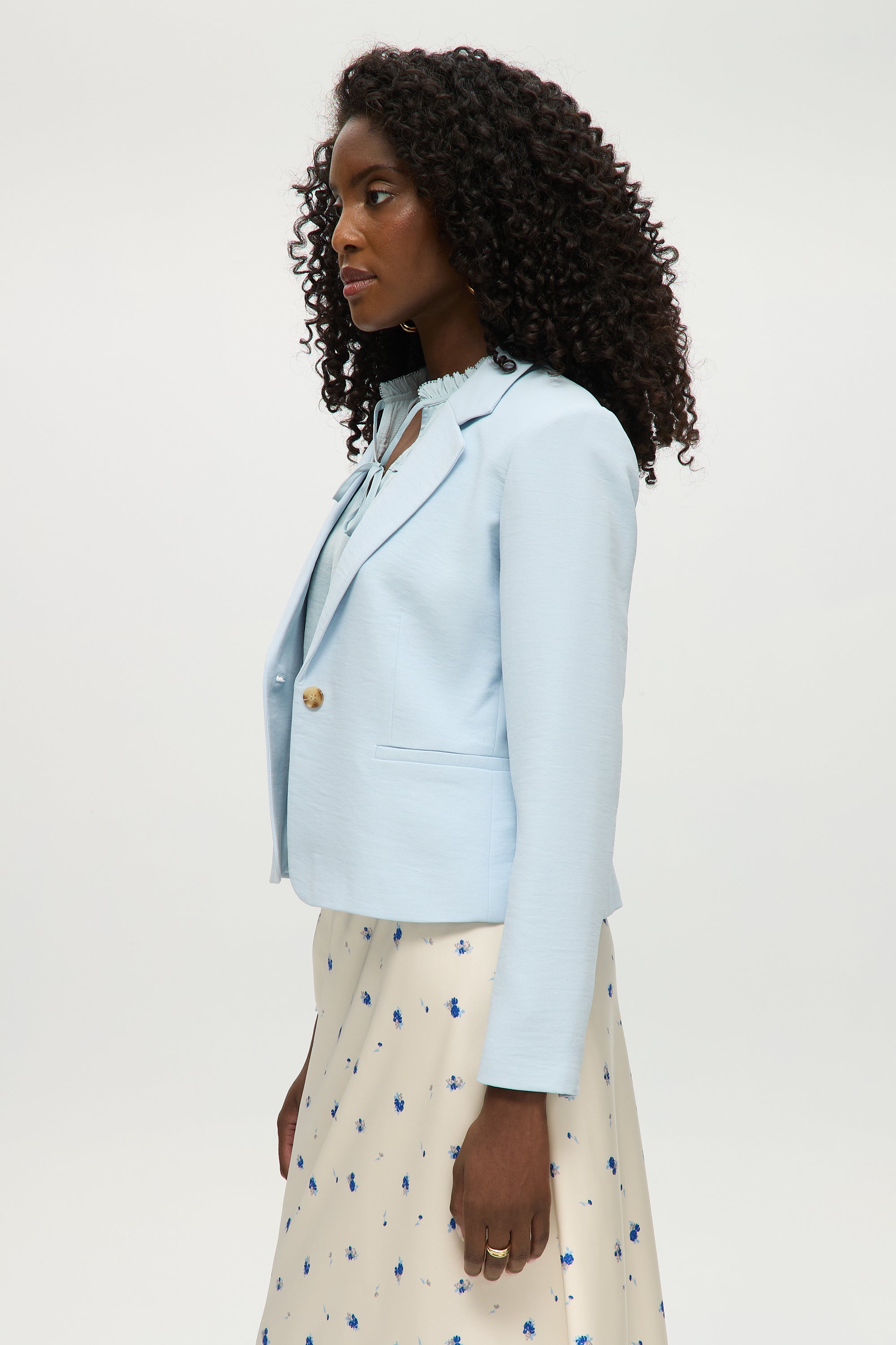 LIGHT BLUE BUTTONED FITTED BLAZER
